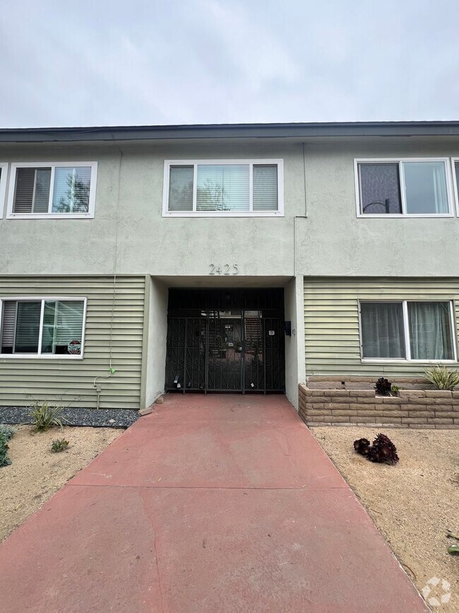 Building Photo - Cozy Upper Level 1 Bedroom Apartment