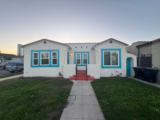 Building Photo - 2669 Clyde Ave