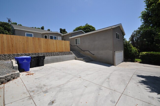 6BD/3BA on College Ave! - 6BD/3BA on College Ave! House
