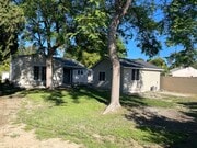 Large shaded enclosed backyard - 5457 Beck Ave House