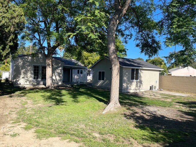 Large shaded enclosed backyard - 5457 Beck Ave