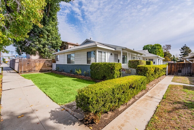 Building Photo - 5534 1/2 Kester Ave Unit 5534 1/2