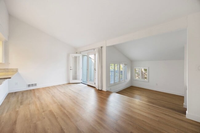 Building Photo - Updated studio - available now Unit 202 Rental