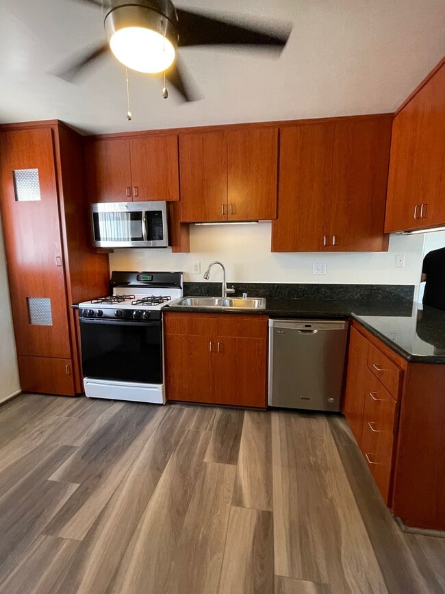 Kitchen - 1915 Ruhland Ave