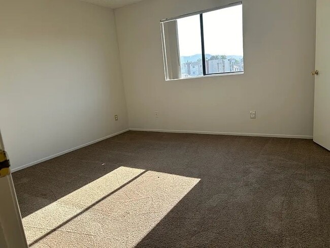 Photo - 725 E Windsor Rd Unit 202