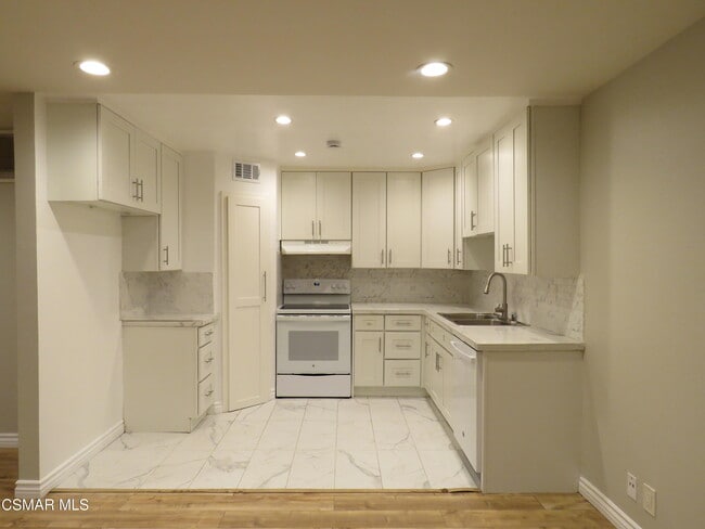 Photo - 18547 Collins St