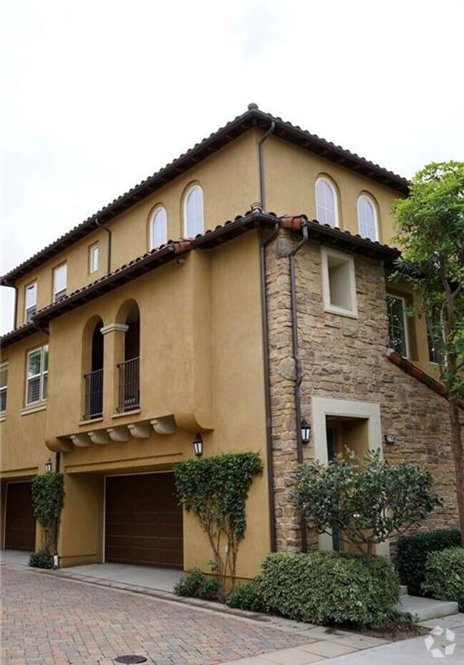 Building Photo - 2 bedroom, plus loft Townhouse in Turtle R...