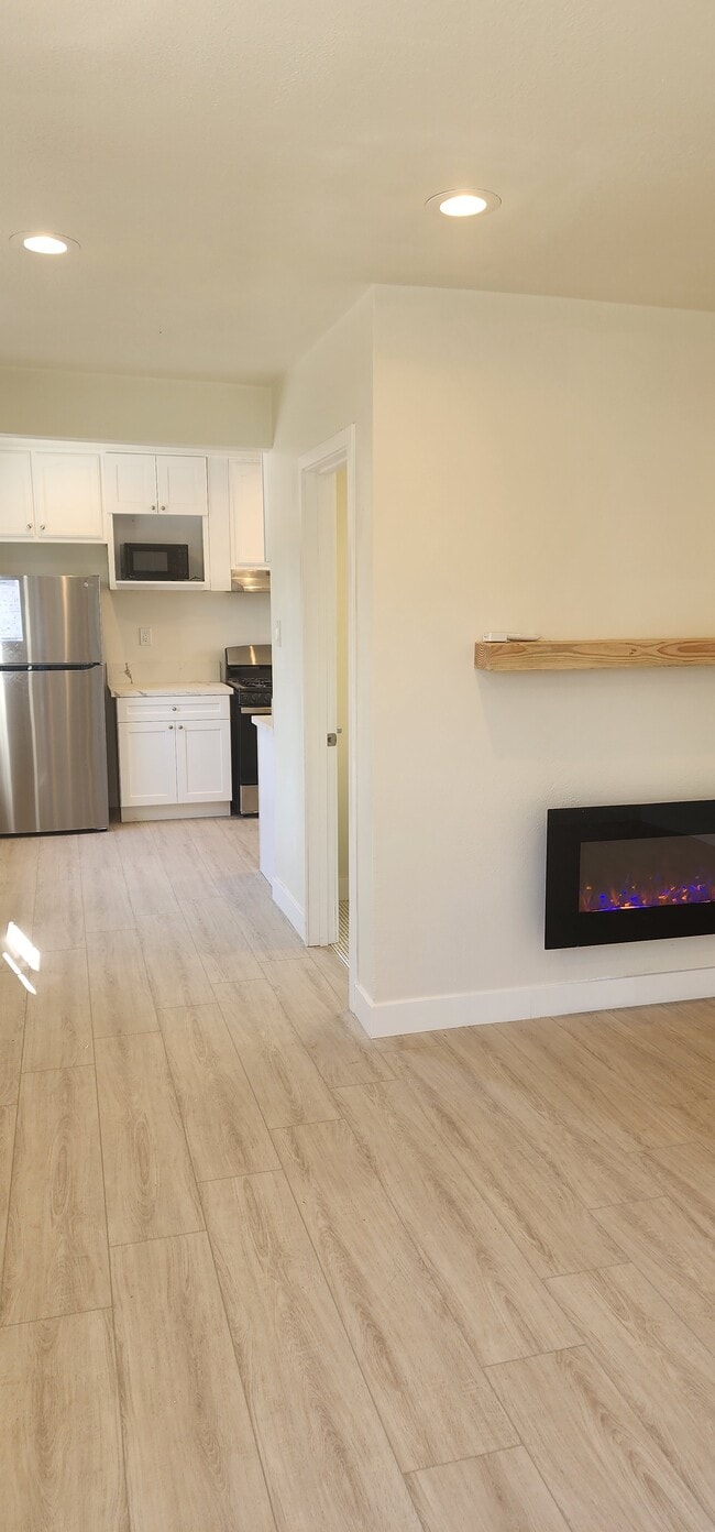 Building Photo - 950 N Kingsley Dr Unit 950