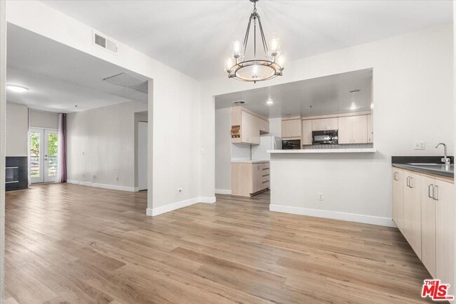 Building Photo - 5350 White Oak Ave Unit 209