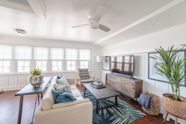 Building Photo - 2918 Manhattan Ave Unit 2918