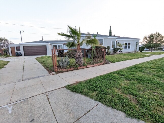 Photo - 1835 W Colegrove Ave