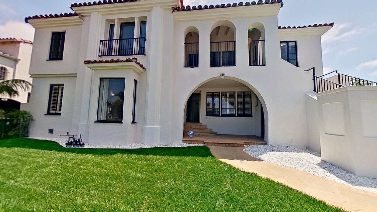 3D Tour - 1146 S Stanley Ave Condo