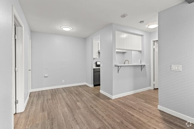 Building Photo - 533 E 11th St Rental