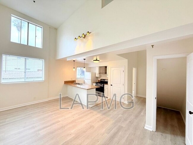 Building Photo - 432 N Kingsley Dr