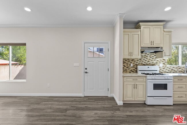 Photo - 6715 Cedros Ave