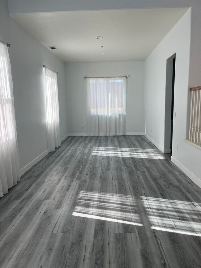 Photo - 4 bedroom 3bth Oak Hills area! Close to the 15 Freeway!