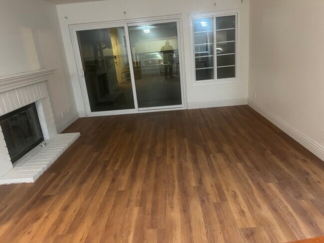 Photo - 3855 Thorncroft Ln Unit B