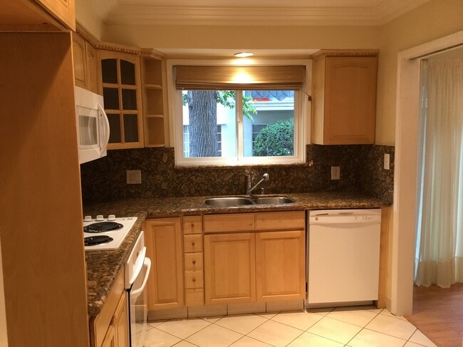 Kitchen - 1233 N Columbus Ave Unit 1C