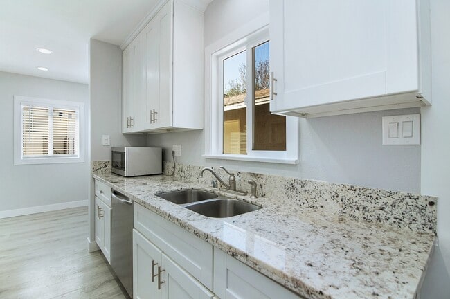 Building Photo - Ellis Street Duplex Unit 79 East Ellis St.