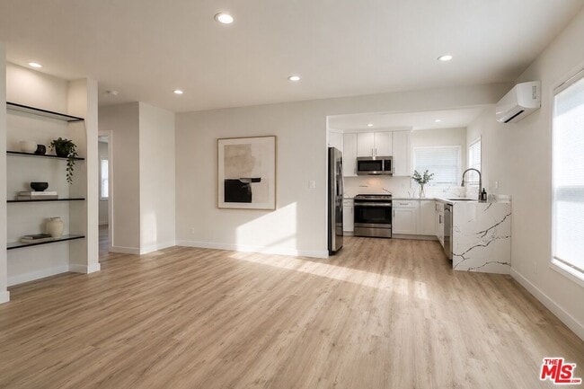 Photo - 5250 Whitsett Ave