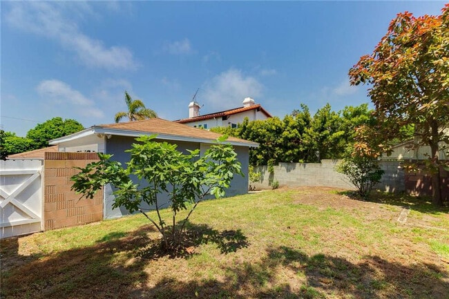 Great private grassy backyard - 1500 Voorhees Ave