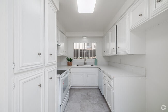 2BR, 2BA - 1,200SF - Kitchen - Peninsula Villas