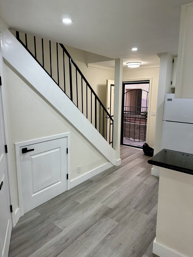 Building Photo - 720 N Eucalyptus Ave Unit 104 Rental