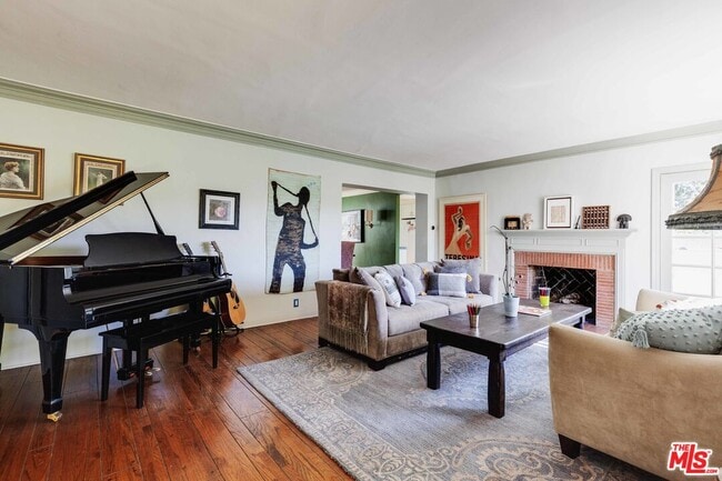 Photo - 3024 Angus St