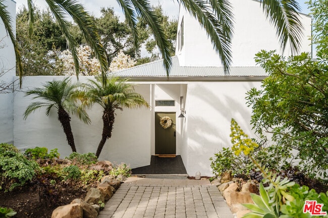 Photo - 2002 Tuna Canyon Rd