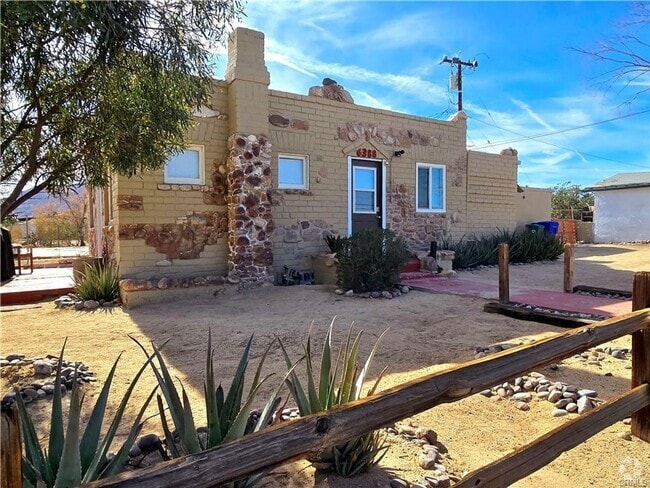 Building Photo - Eclectic 2 Bedroom 1 Bathroom with 2 Offic... Rental