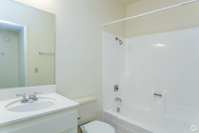 1 BR, 1 BA - 650 SF - RB Racquet Club Apartments