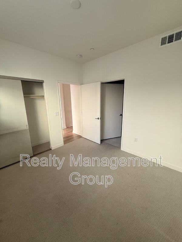 Photo - 5480 Shorefront Dr