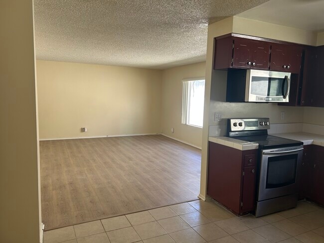 Building Photo - 548 Short St