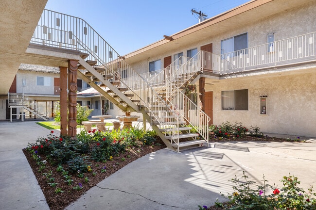Courtyard - Tiki Aloha Apartments