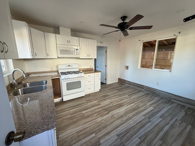 Photo - 18334 Lorne St