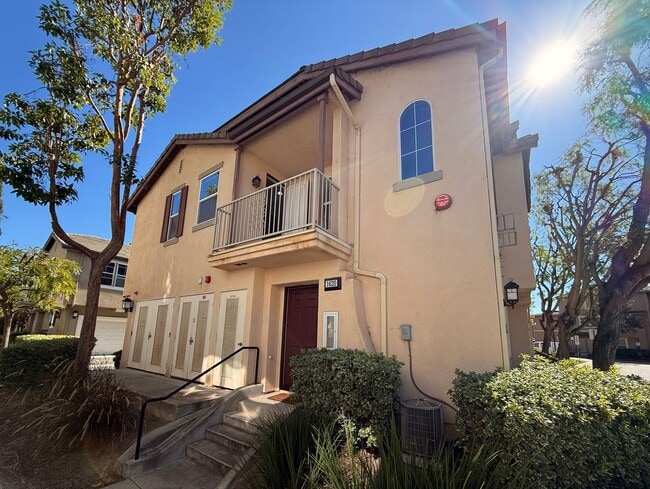 Building Photo - Stylish Eastlake Townhome with Pool Access...