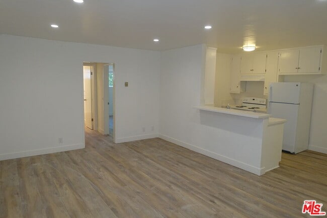 Building Photo - 1301 N Mansfield Ave Unit 206 Rental