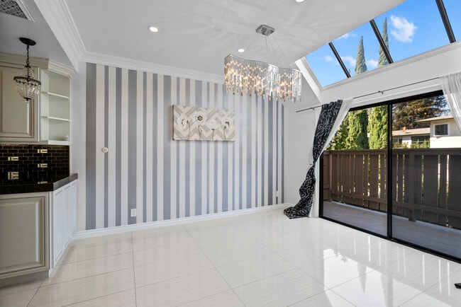 Kitchen Nook - 1734 N Verdugo Rd Townhome