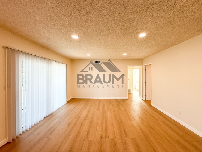 Photo - 6041 Whitsett Ave Unit 201