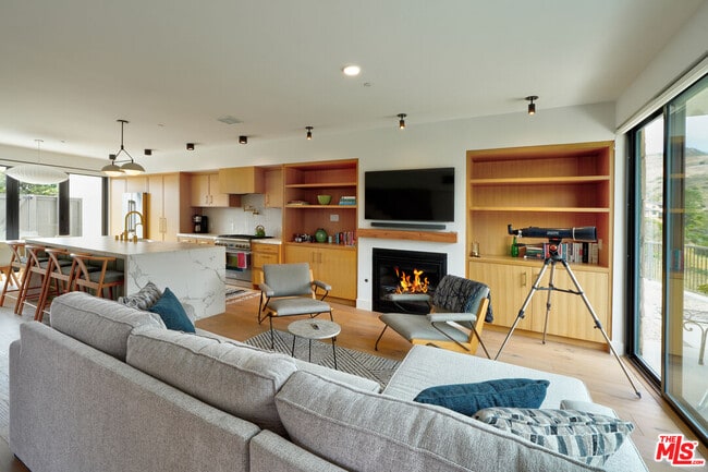 Building Photo - 6208 Tapia Dr Unit B