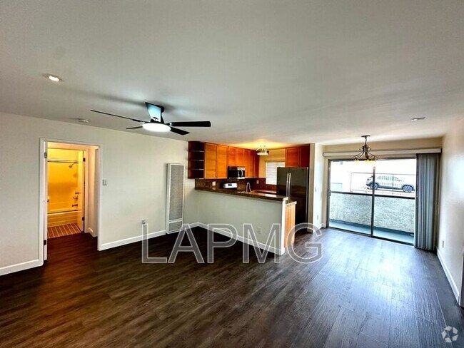 Building Photo - 18530 Hatteras St Unit 226 Rental