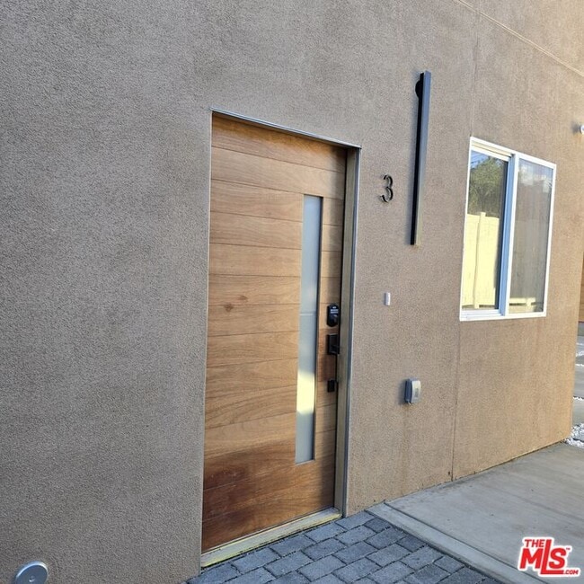 Building Photo - 10829 Peach Grove St Unit 3