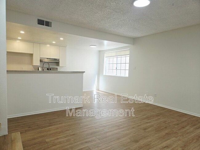 Building Photo - 1122 E Elk Ave