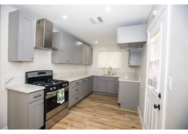 Photo - 496 W 48th St