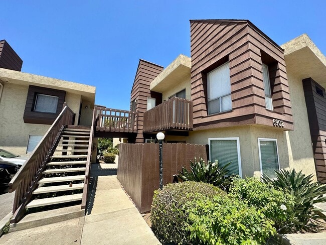 Building Photo - Spacious Upstairs 2 bedroom in Allied Gardens!