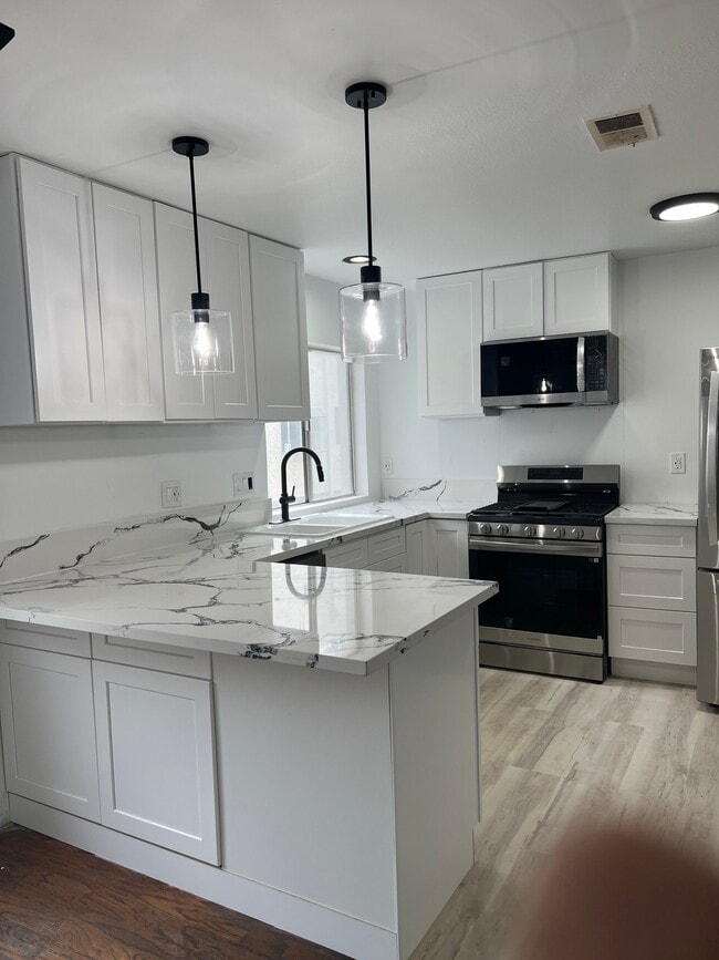 Building Photo - 1101 Laveta Terrace