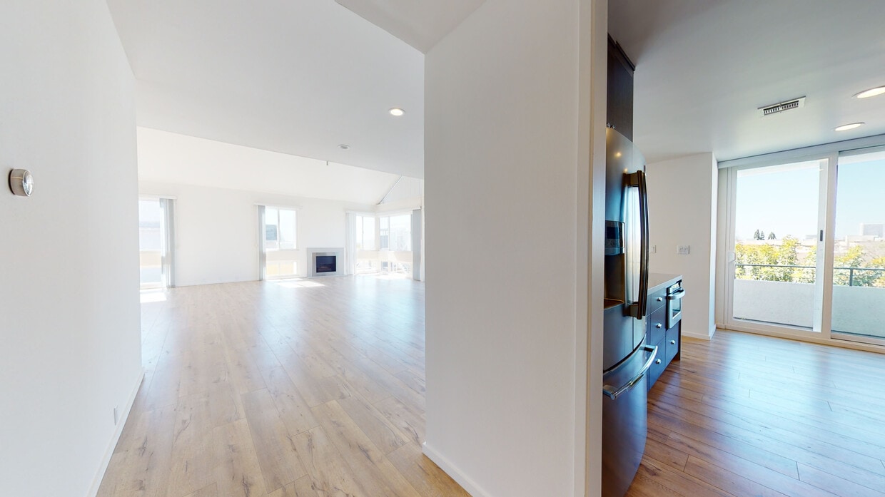 3D Tour - Holmby Street Luxury Investments LLC