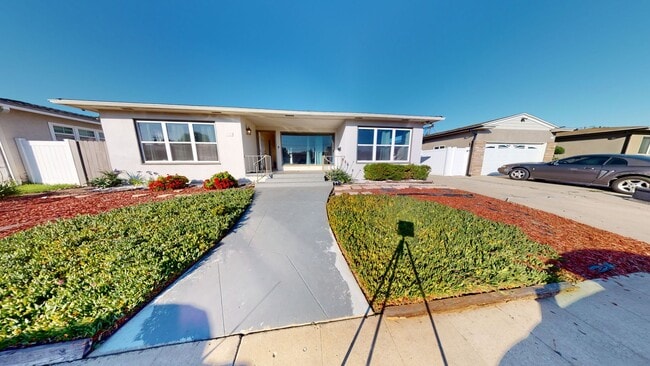 Building Photo - Huge House on Art St!! (Lease out, pending...