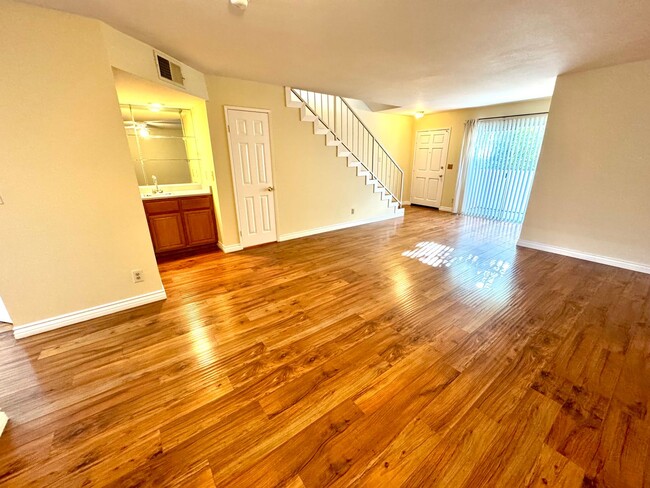 Building Photo - 12251 Moorpark St Unit 106