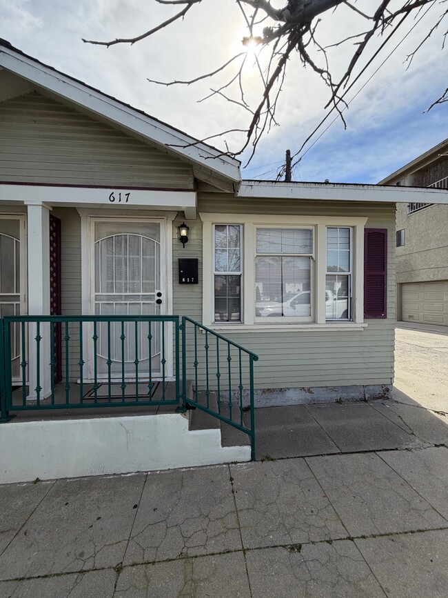 Photo - 617 W 17th St